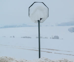 Śnieg zasypał znaki. Wyjaśniamy, czy kierowca może dostać wtedy mandat 