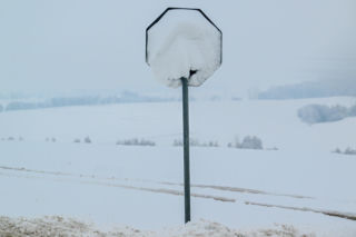 Śnieg zasypał znaki. Wyjaśniamy, czy kierowca może dostać wtedy mandat 