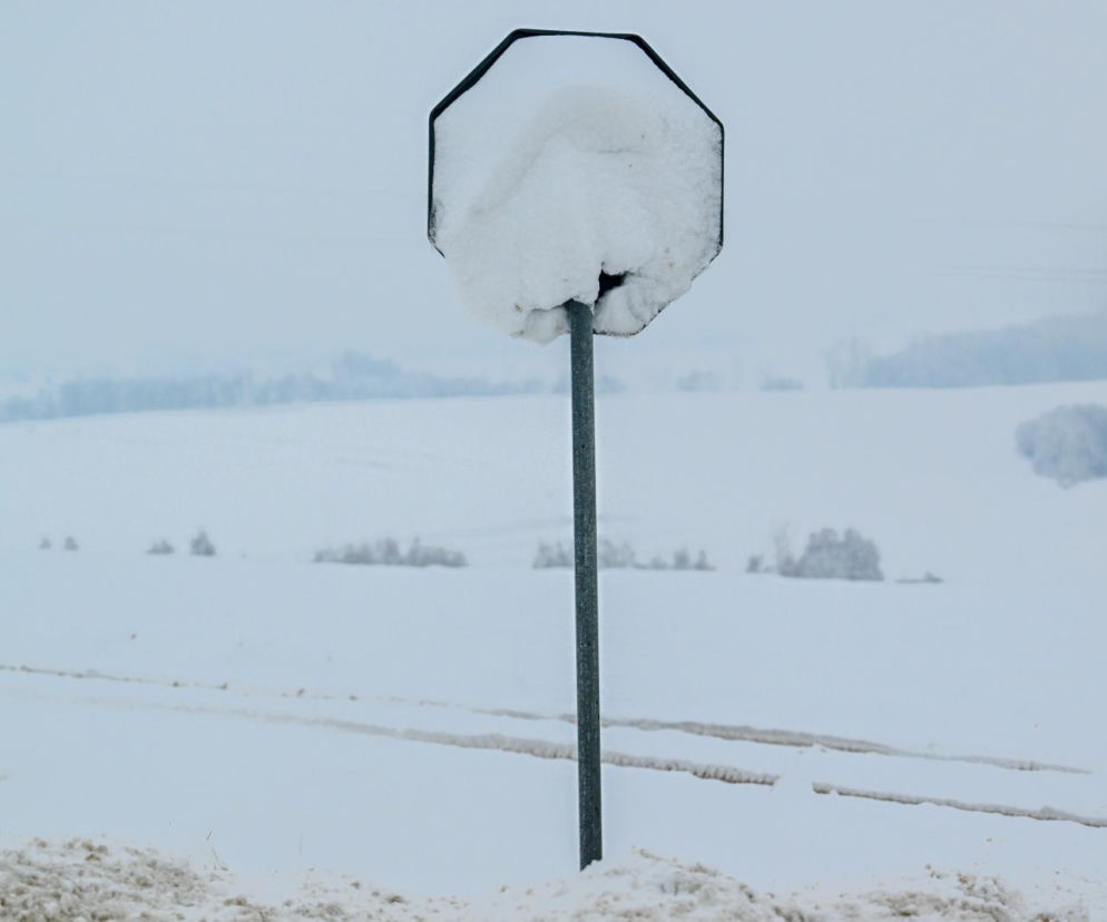 Znak zasypany śniegiem