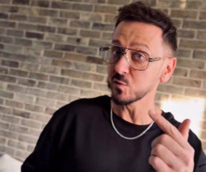 Znany muzyk właśnie został tatą! Pokazał maleństwo w sieci