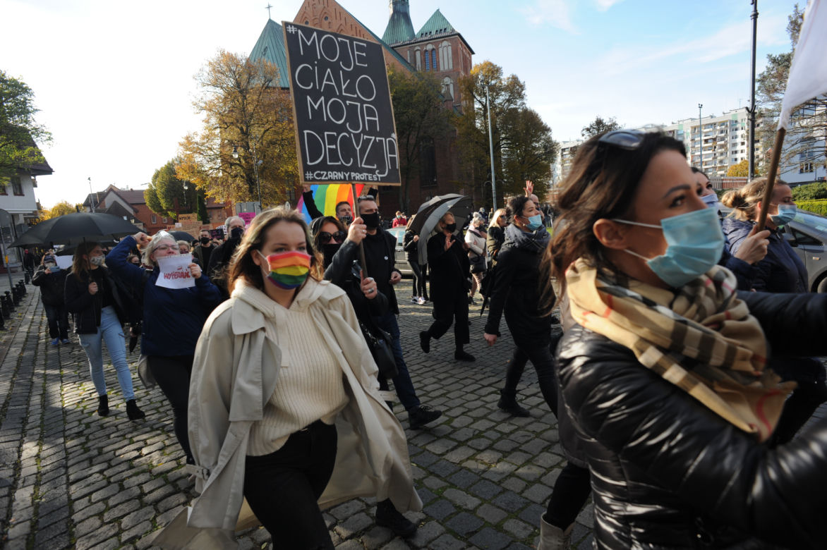 Kołobrzeg: Protest kobiet na ulicach miasta