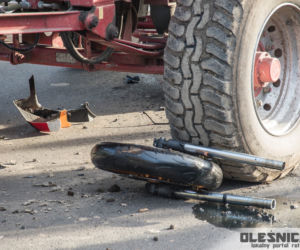 Motocyklista zderzył się z ciągnikiem rolniczym