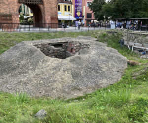Słynna dziura przed Wysoką Bramą w Olsztynie zniknie. Jest umowa z wykonawcą prac