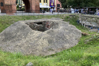 Słynna dziura przed Wysoką Bramą w Olsztynie zniknie. Jest umowa z wykonawcą prac
