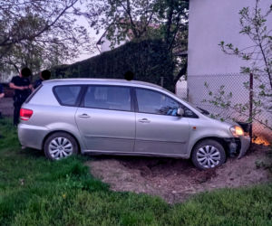 Pościg ulicami Tarnowa i regionu za naćpanym kierowcą. Wylądował na ogrodzeniu domu 