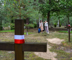 Pogrzeb ofiar zbrodni wołyńskiej w Ostrówkach