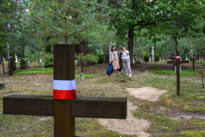 Pogrzeb ofiar zbrodni wołyńskiej w Ostrówkach