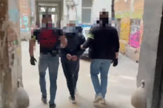 Policjanci weszli w podwórko przy Inżynierskiej. Pokazali, co tam znaleźli