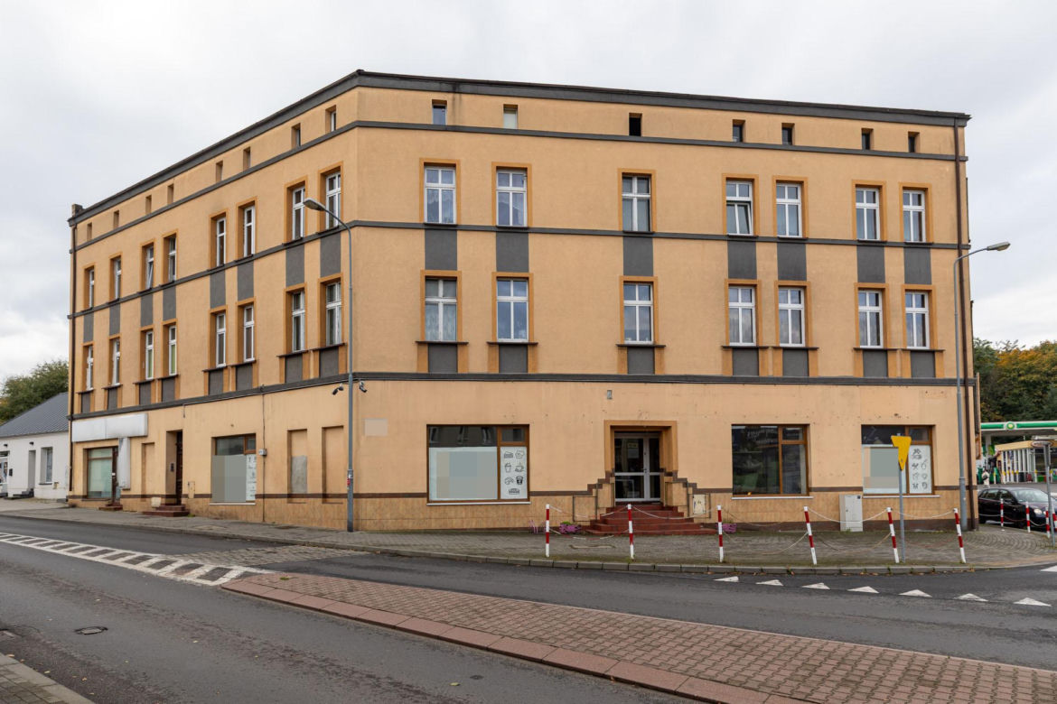 Ciało Adama znaleźli w mieszkaniu w Śremie. Obok była jego córeczka.