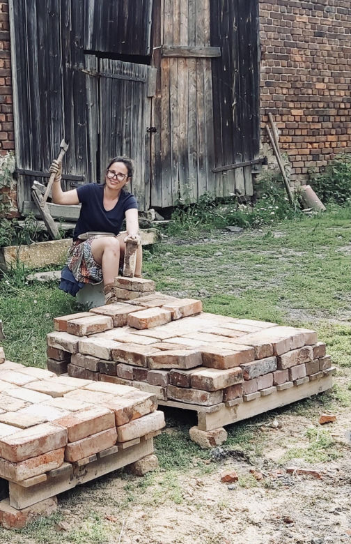 Marta w trakcie czyszczenia cegieł z rozbiórki