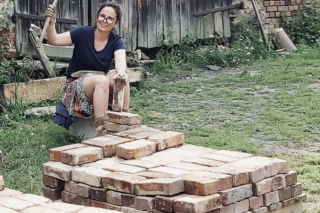 Marta w trakcie czyszczenia cegieł z rozbiórki