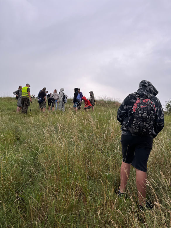 Akcja na polu, gdzie znaleziono Wampirkę z Pnia. Młodzi chodzili z detektorami, niedługo wracają tam archeolodzy