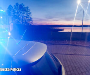 Policjant wskoczył do lodowatej wody, by uratować tonącą kobietę