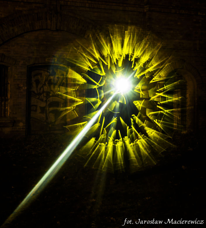 Lightpainting: Tak się maluje światłem latarki!