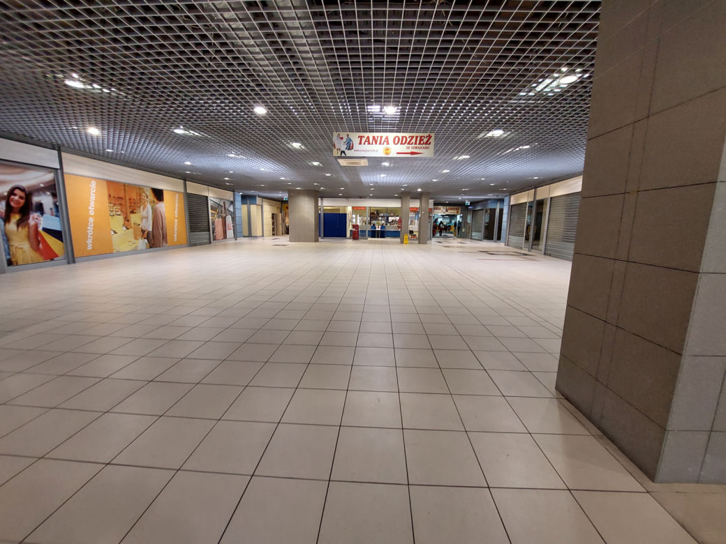 Centrum handlowe Belg straszy pustkami. Ostatni sprzedawcy i garstka klientów