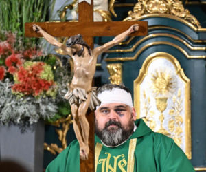 Ks. Adrian głosi kazanie na mszy świętej sprawowanej w intencji śp. ks. Stanisława Zbojnowicza w kościele rektoralnym pw. św. Mikołaja i św. Stanisława Biskupa w Jarosławiu