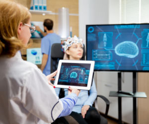 Parkinson odbiera kontrolę nad ciałem. Neurochirurg wskazuje metodę, która wielu chorym przywraca normalne życie