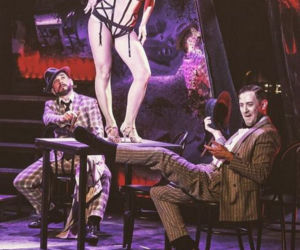 Katarzyna Zielińska taki zdjęciem zaprasza na sztukę teatralną,
