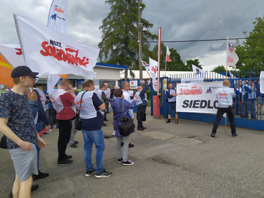 Trwa strajk generalny w Altrad Mostostal. Protestujących poparli związkowcy z Mostostalu Siedlce - zobacz zdjęcia!