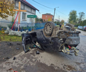Świętokrzyskie. Pijany 17-latek za kierownicą BMW. Rozbił auto, trzy młode osoby trafiły do szpitala