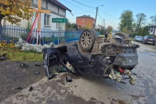 Świętokrzyskie. Pijany 17-latek za kierownicą BMW. Rozbił auto, trzy młode osoby trafiły do szpitala