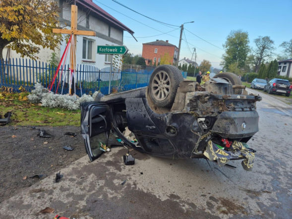 Świętokrzyskie. Pijany 17-latek za kierownicą BMW. Rozbił auto, trzy młode osoby trafiły do szpitala