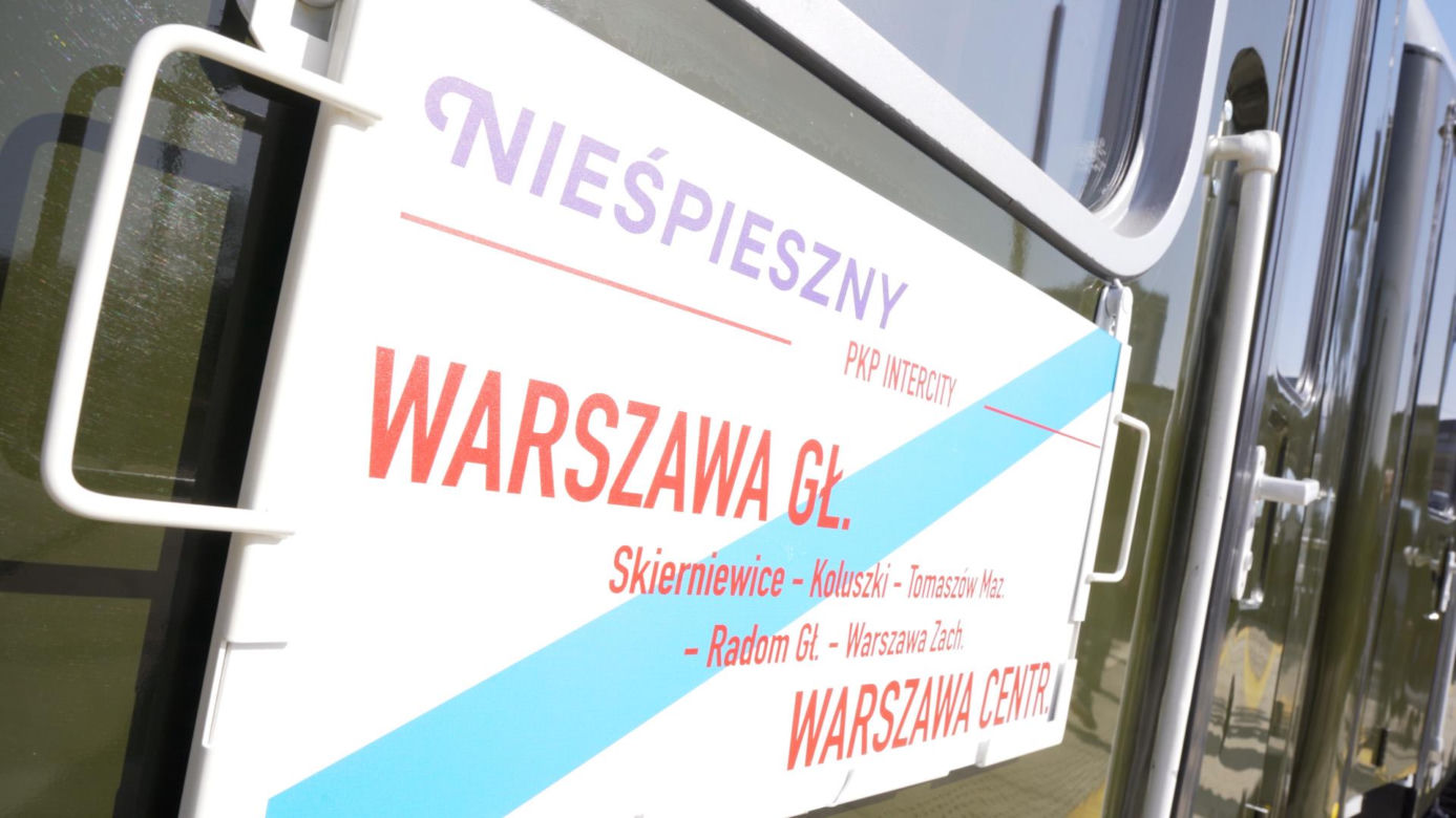 Jechałem legendarnym pociągiem. W środku jak kiedyś, aż trudno uwierzyć! Ludzie mówią wprost: „to były czasy”