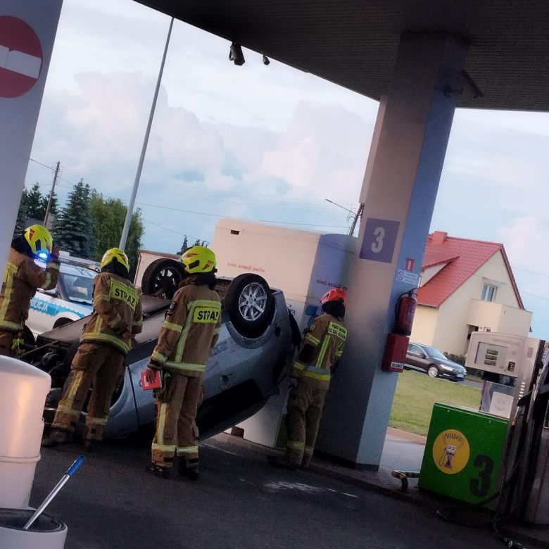 Kolizja na stacji paliw w Krobi. Osobówka przewróciła czterokołowiec
