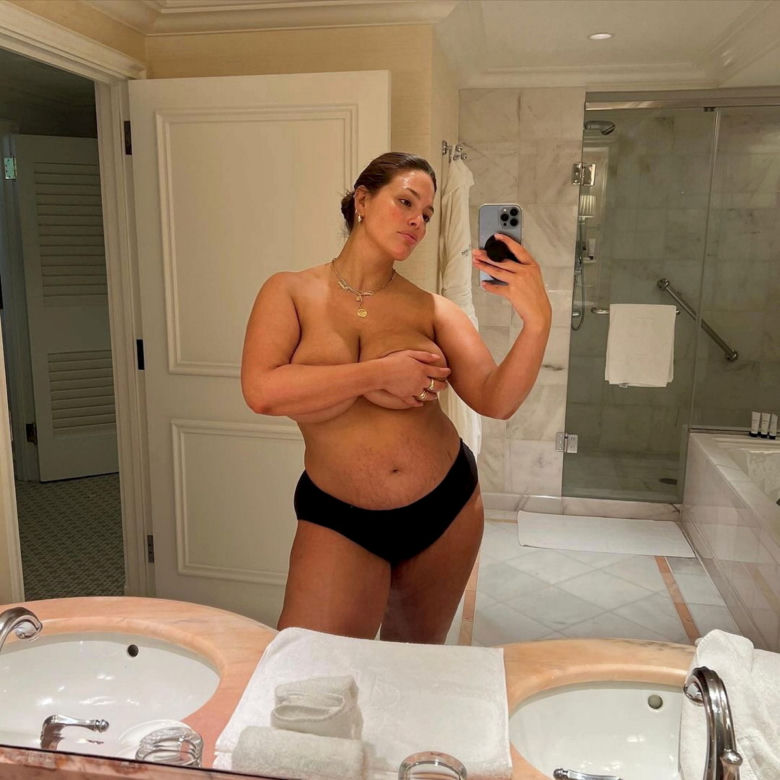 Ashley Graham trzy miesiące po ciąży. Odważne zdjęcia modelki plus size