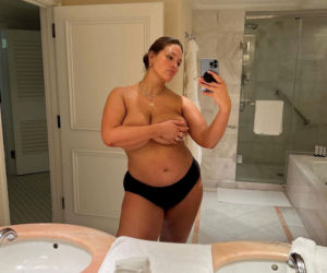 Słynna modelka plus size pokazuje się nago 3 miesiące po urodzeniu bliźniąt. Witaj brzuszku!