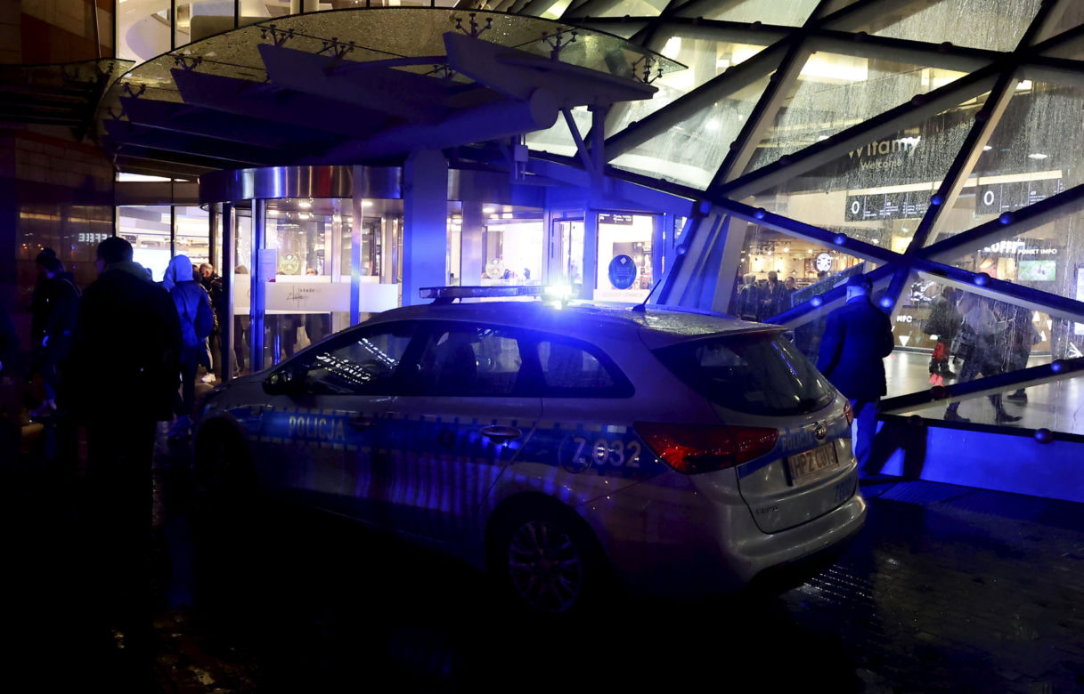 Kolejna tragedia w Złotych Tarasach. Nie żyje kobieta