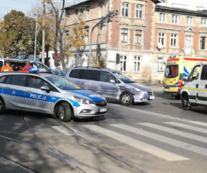 Kolizja osobówki za samochodem konwojowym policji