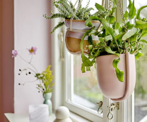 Salon w  wiosennej odsłonie! Zobacz, jak go udekorować: ozdoby na okna i stół