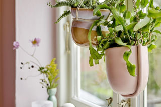 Salon w  wiosennej odsłonie! Zobacz, jak go udekorować: ozdoby na okna i stół