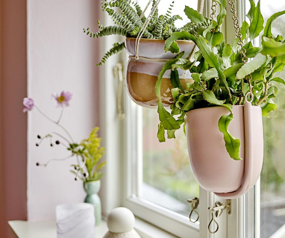 Salon w  wiosennej odsłonie! Zobacz, jak go udekorować: ozdoby na okna i stół