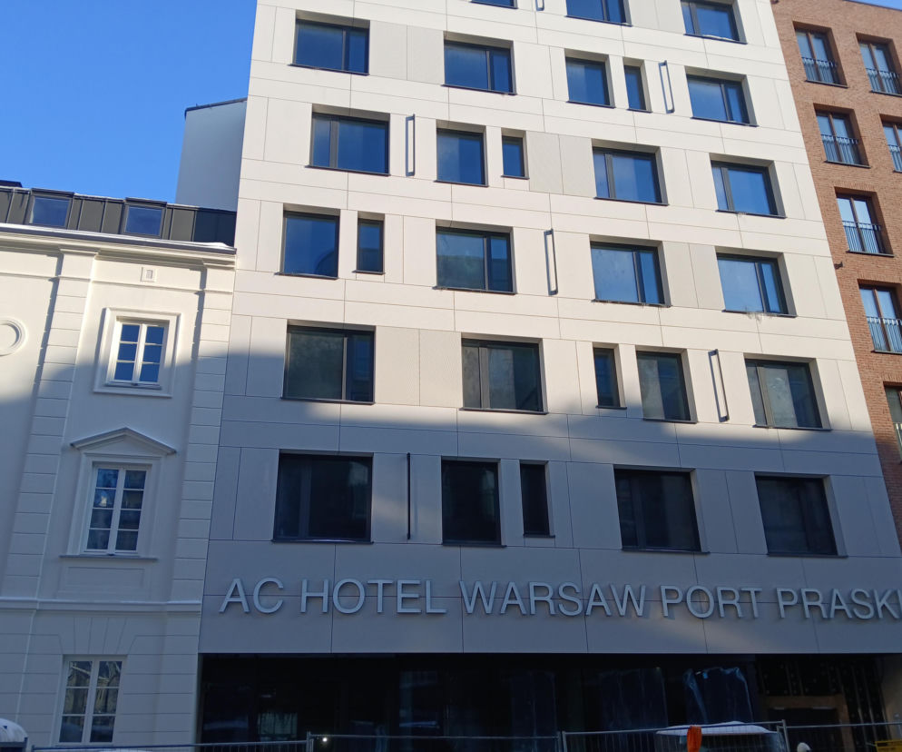 Elewacja AC Hotel Warsaw Port Praski łącząca białą kamienicę Mintera z nową częścią. O szczegółach na Muratorplus.