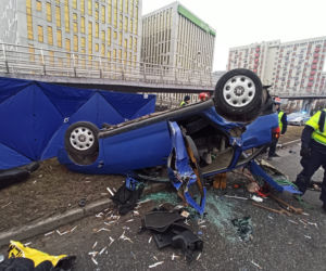 Wypadek w Katowicach. Samochód dachował na Roździeńskiego [ZDJĘCIA]