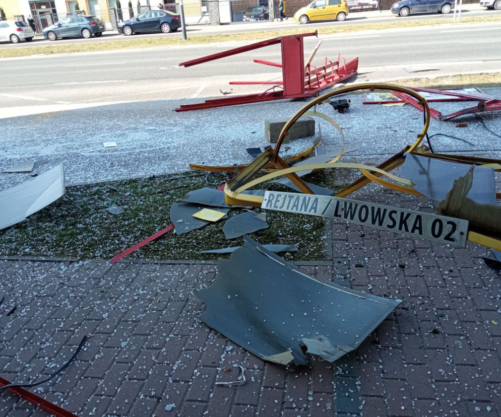 Pilne! Wypadek na al. Rejtana! Autobus staranował przystanek. Są ranni! 