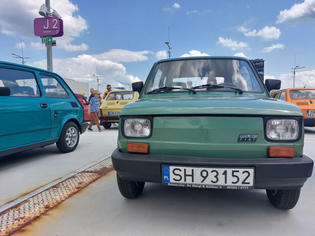 Zlot fiatów 126p w Galerii Libero w Katowicach