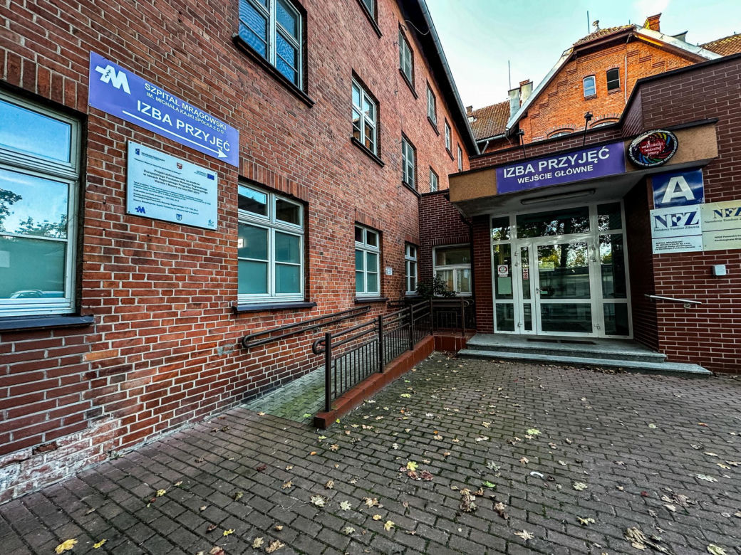 Pacjent wypadł z okna szpitala w Mrągowie i nie przeżył. Sprawą zajmuje się prokuratura