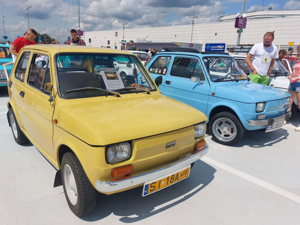 Zlot fiatów 126p w Galerii Libero w Katowicach