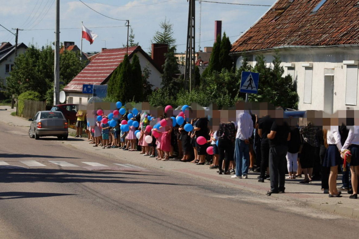 Kolorowe balony wzbiły się prosto do nieba. Wzruszający gest na pogrzebie 7-letniej Natusi