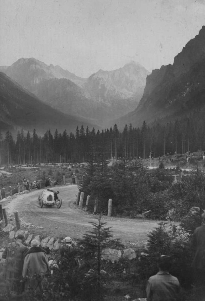 To najwyżej położona droga w Polsce, ale nie każdy tam wjedzie. Trasa słynie z prestiżowego wyścigu