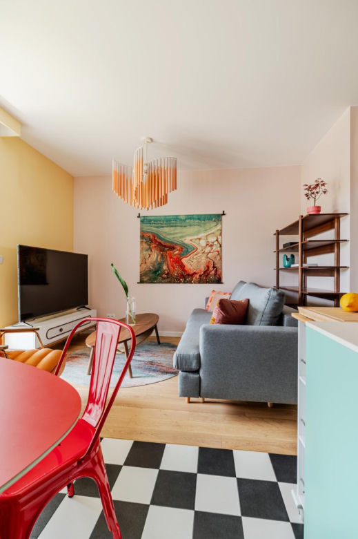 Kolorowe mieszkanie w stylu kalifornijskiego modernizmu