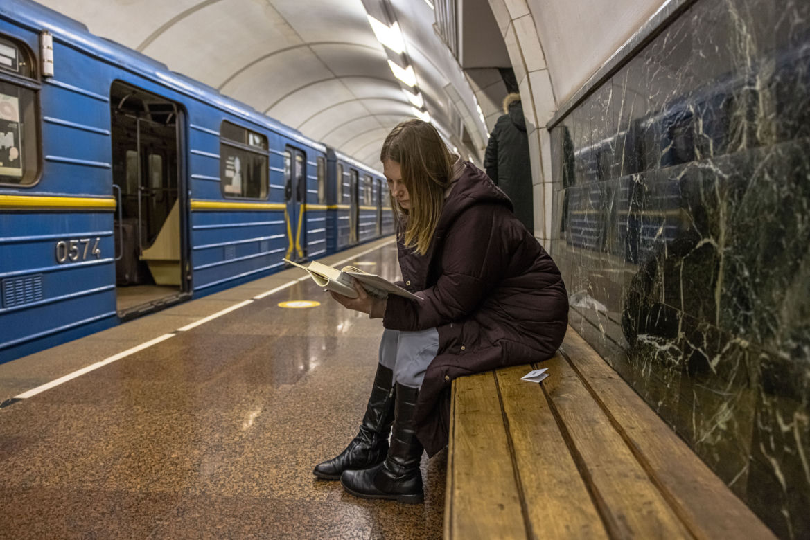 Od początku wojny żyją w metrze. To ich nowy dom i schron przed bombami 