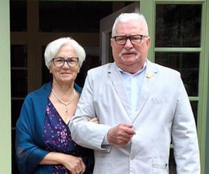 Lech Wałęsa rzadko chwali się żoną, ale zrobił wyjątek. Co za elegancka para! 
