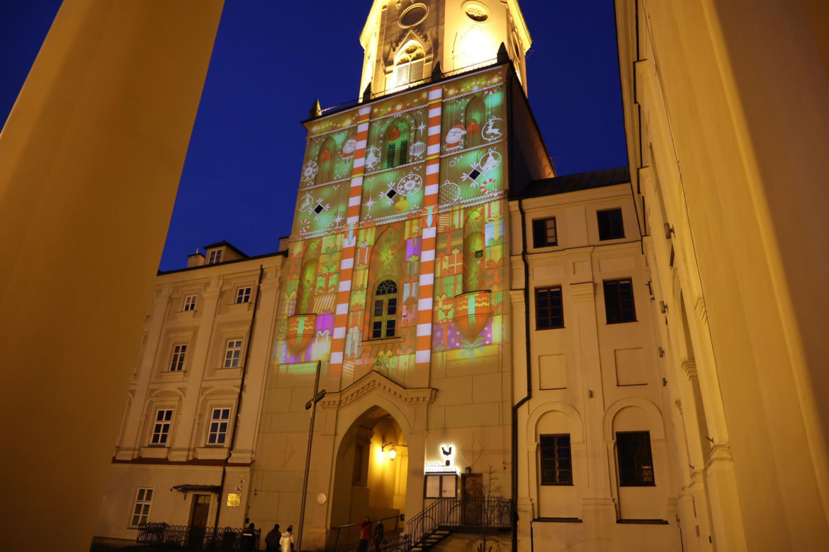 Wieża Trynitarska w Lublinie w świątecznej odsłonie. Na jej elewacji można podziwiać wyjątkową iluminację
