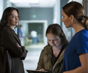 Tajemnica zawodowa odc. 2. Julia Żurawska (Magdalena Różczka), Kinga Górska (Anna Dereszowska), Lenka (Antonina Litwiniak)