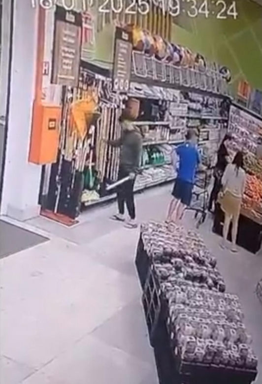 Mąż pracownicy supermarketu uderzył łopatą jej szefa. W sklepie pełno ludzi, wszystko się nagrało!