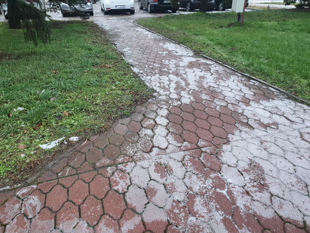 Ślizgawica w Toruniu. Na drogach i chodnikach jest bardzo niebezpiecznie